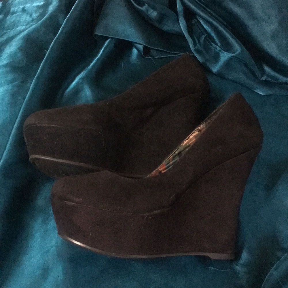 Clothing size small and 6 shoe